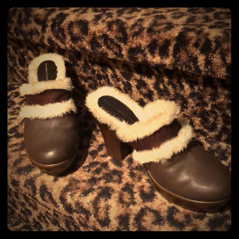 Tommy Hilfiger low heel fuzzy trimmed brown clogs.